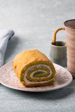 Bir dilim kremalı keki kapat.