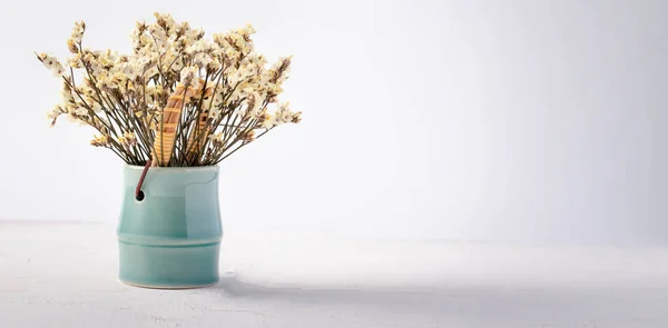 Suszone Kwiaty Zielonym Wazonie Ceramicznym — Zdjęcie stockowe