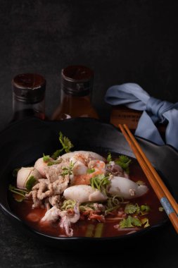 Siyah kasede Yentafo. Koyu ton resmi.