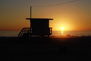 Cankurtaran kulesi istasyonunda günbatımı Santa Monica Beach, California