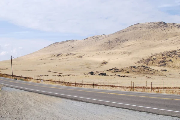 Araba yolculuğu, kumlu tepe görünümüne ve bir karayolunda, California, ABD
