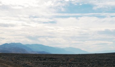 Bulutlu sabah yatay, dağlar, Ölüm Vadisi Milli Parkı