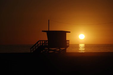 Cankurtaran kulesi istasyonunda günbatımı Santa Monica Beach, California
