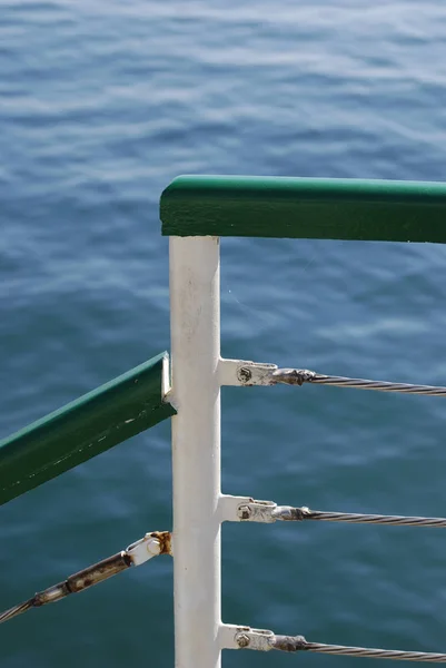 Trilho Mão Cais Com Mar Azul Parte Trás — Fotografia de Stock