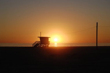 Cankurtaran kulesi istasyonunda günbatımı Santa Monica Beach, California