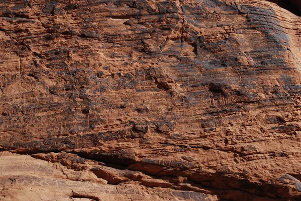 Pared de petroglifos sobre arenisca roja —  Fotos de Stock