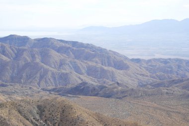 Joshua Tree Milli Parkı'ndaki dağ çöl manzarası