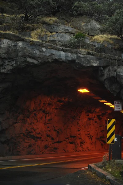 山を通るトンネルへの入り口 ロイヤリティフリーのストック画像