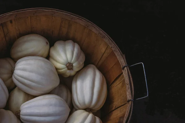 Witte kleine pompoen aardappelpuree in houten mandje — Stockfoto