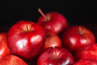 Birçok taze ve organik kırmızı elma siyah arkaplanlı