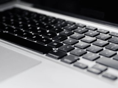 Gri dizüstü bilgisayarın siyah qwerty klavyesi