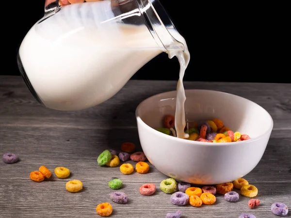 Servir Leche Tazón Blanco Con Colorido Primer Plano Cereales Azucarados — Foto de Stock