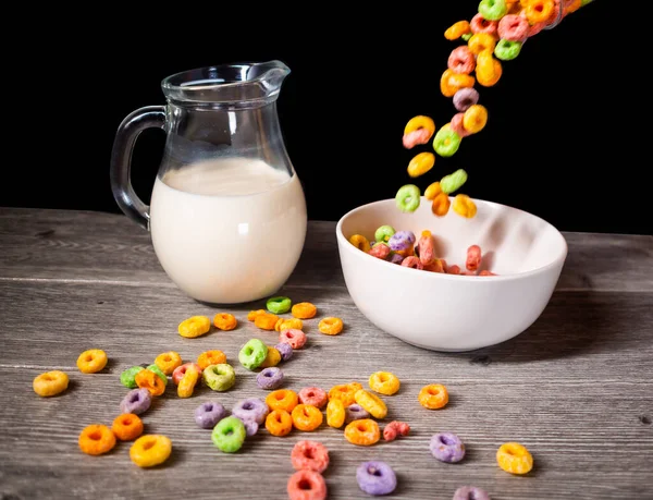 Servir Cereales Azucarados Colores Con Leche Tazón Con Cereales Mesa — Foto de Stock