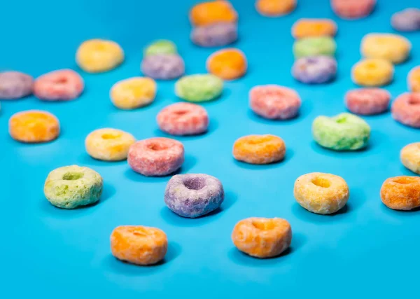 Muchos Granos Cereales Azucarados Coloridos Sobre Fondo Azul Cerca — Foto de Stock