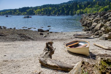 İç tuz bahar ada, British Columbia, Kanada limanda Ganj kumsalda görünümünü