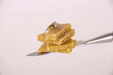 Marijuana bitkisi beyaz arka plan üzerinde izole tıbbi kullanım için çıkarılan esrar konsantre detay