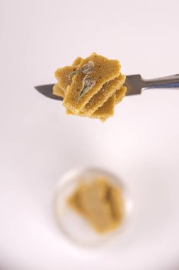 Marijuana bitkisi beyaz arka plan üzerinde izole tıbbi kullanım için çıkarılan esrar konsantre detay