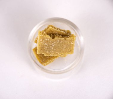 Marijuana bitkisi beyaz arka plan üzerinde izole tıbbi kullanım için çıkarılan esrar konsantre detay