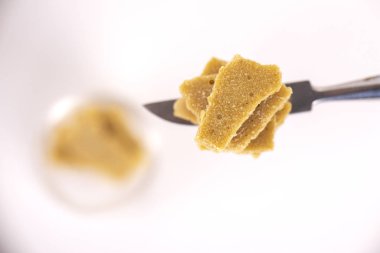 Marijuana bitkisi beyaz arka plan üzerinde izole tıbbi kullanım için çıkarılan esrar konsantre detay