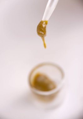 Marijuana bitkisi beyaz arka plan üzerinde izole tıbbi kullanım için çıkarılan esrar konsantre detay