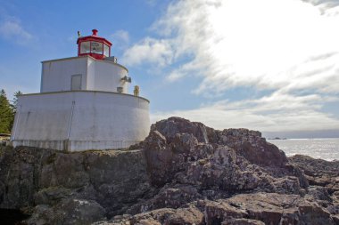 Görünüm Amphitrite noktası Ucluelet, Vancouver Adası, Bc, Kanada bulunan deniz feneri