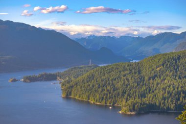 Burnaby Burrard giriş ve Vancouver, Bc, Kanada Kanada Rocky Dağları bakan dağ üzerinden görüntülemek