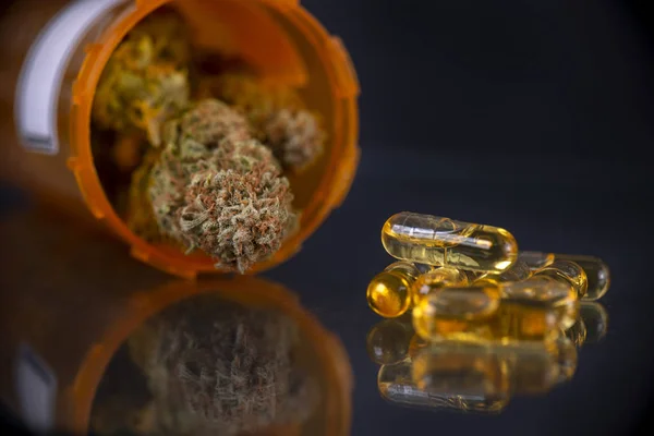 Medizinisches Marihuana Konzept Mit Trockenen Knospen Und Cannabisöl Auf Dunklem — Stockfoto