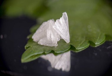 Cannabidiol kristal aka Cbd, kendi tıbbi özellikleri için kullanılan bir saf izole tıbbi esrar bileşik detayını makro