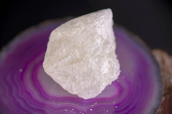 Detal Makro Kannabidiol Crystal Aka Cbd Czysty Białym Tle Marihuany — Zdjęcie stockowe