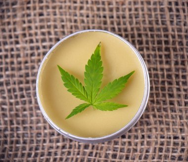 Esrar kenevir marihuana yaprağı çuval bezi arka plan - esrar kazıma kavramı üzerine krema ayrıntı
