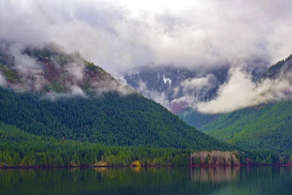 Утренний Туман Горах Вокруг Озера Спрот Острове Ванкувер Британская Колумбия — стоковое фото