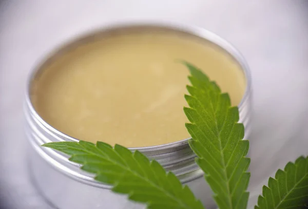 Detalle Crema Cáñamo Cannabis Con Hoja Marihuana Sobre Fondo Blanco — Foto de Stock