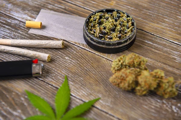 Juntas Cannabis Con Papel Ondulado Amoladora Sobre Fondo Madera — Foto de Stock