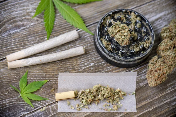 Cannabis Leder Med Rullande Papper Och Grinder Över Trä Bakgrund — Stockfoto
