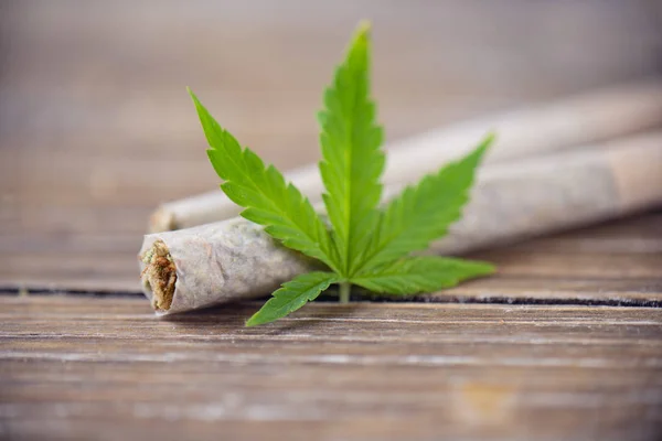 Detalle Las Articulaciones Marihuana Enrolladas Mano Con Hoja Cannabis Sobre — Foto de Stock