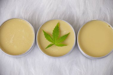 Esrar kenevir marihuana yaprağı ile beyaz arka plan üzerinde - esrar kazıma kavramı kremler.