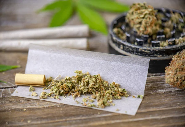 Juntas Cannabis Con Papel Ondulado Amoladora Sobre Fondo Madera — Foto de Stock