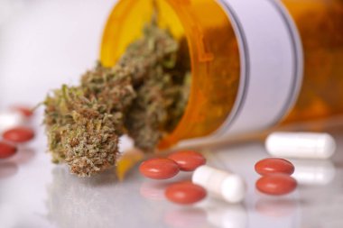 Esrar tomurcukları ve reçeteler hapları beyaz arka plan - tıbbi marihuana dispanseri kavramı üzerinde detay