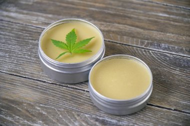 Esrar kenevir marihuana yaprağı ahşap arka plan - esrar kazıma kavramı üzerinde krem