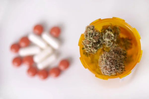 Részlet Kannabisz Rügyek Előírások Pirula Felett Fehér Háttér Orvosi Marihuána — Stock Fotó