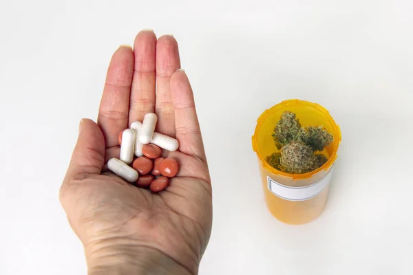 Részlet Rügyek Kannabisz Kezében Kapható Tabletták Felett Fehér Háttér Orvosi — Stock Fotó