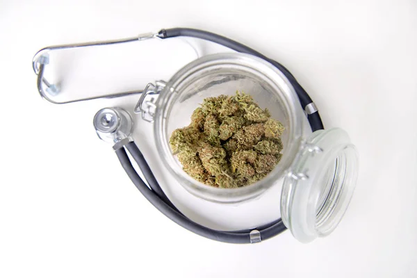 Medizinisches Marihuana Konzept Mit Trockenen Cannabis Knospen Und Stethoskop Auf — Stockfoto