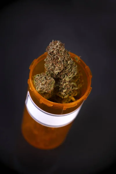 Conceptul Medical Marijuana Muguri Uscați Canabis Izolați Fundal Negru — Fotografie, imagine de stoc