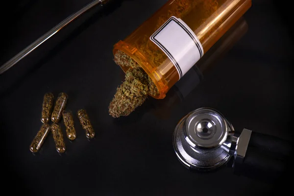 Medizinisches Marihuana Konzept Mit Trockenen Knospen Und Cannabisöl Kapseln Auf — Stockfoto