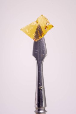 Dab aracı esrar ile makro detayını konsantre aka beyaz arka plan üzerinde tıbbi esrar ayıklama kavramı izole paramparça