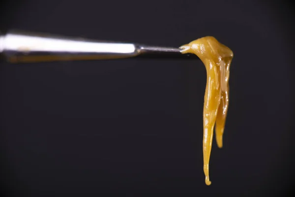 Macro Detalhe Ferramenta Dab Com Concentrado Cannabis Aka Rosin Isolado — Fotografia de Stock