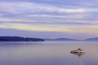 Küçük tekne Ladysmith Vancouver Adası, Kanada'da alınan ile okyanus gün batımının manzaraya