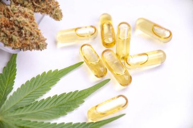 Beyaz arka plan üzerinde izole kapsül nug ve yaprak ve Cbd çeşitli tıbbi esrar ürünlerle petrol