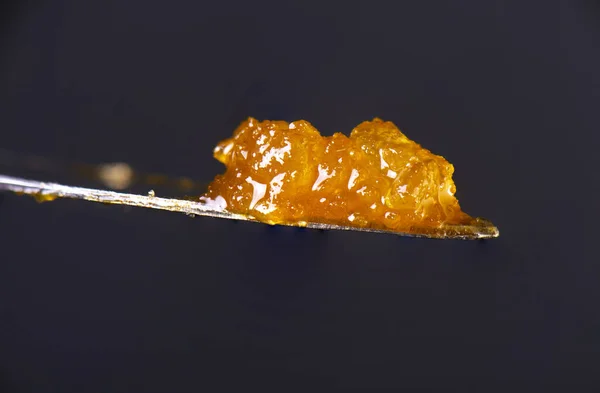 大麻精油 Htfse 的宏观细节从医疗大麻分离在黑色上的一个轻拍工具 — 图库照片