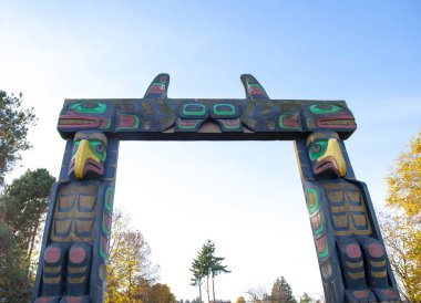 Nanaimo park, Bc, Kanada Aborijin oyma totem direği kemer kapı detay